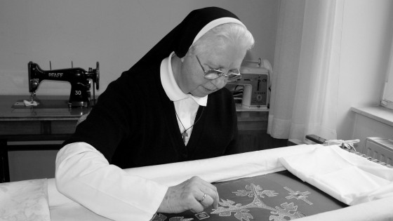 S. Gizela Knez pri vezenju (photo: Andrej Doblehar)