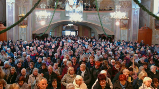 Zbrani v cerkvi (photo: Zajem zaslona Youtube prenosa iz župnijske cerkve sv. Martina na Ponikvi)