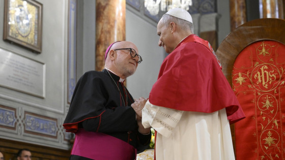 Papež Leon XIV. z nadškofom Martinom Kmetcem (photo: Vatican media)