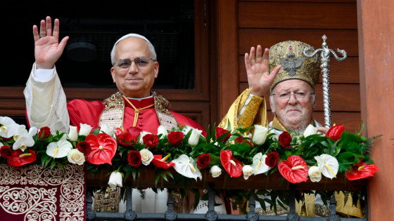 Papež Leon XIV. in carigrajski ekumenski patriarh Bartolomej I. pozdravljata ljudi pred cerkvijo sv. Jurija (photo: Elisabetta Trevisan)