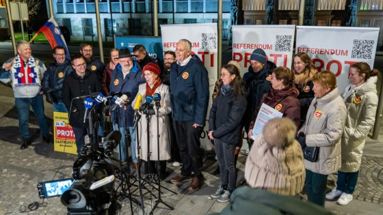 Zbrani člani koalicije  »Proti zastrupitvi bolnikov!« (photo: ARO)