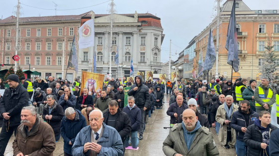 Javna molitev rožnega venca na Trgu Bana Jelačića v Zagrebu (photo: Muževni budite)