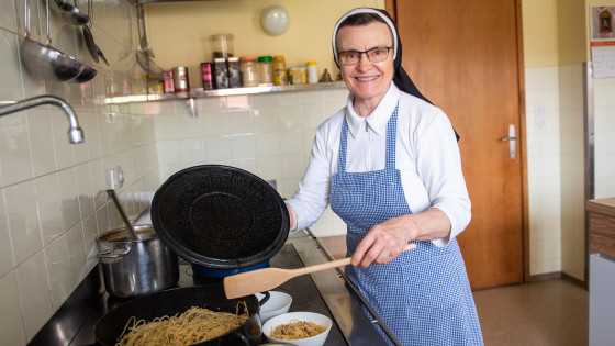 Sestra Nikolina v kuhinji (photo: Rok Mihevc, 2022)