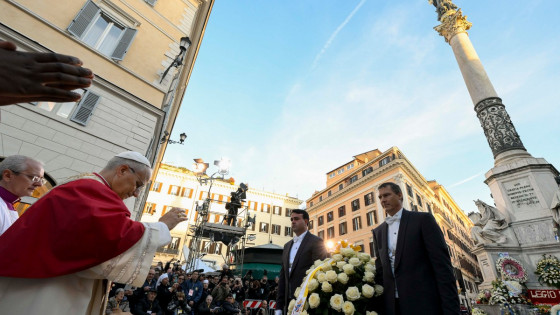 Počastitev kipa Brezmadežne na Španskem trgu v Rimu (photo: Vatican Media)