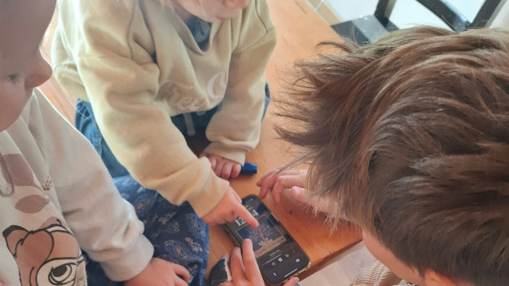 Otroci radi poslušajo zgodbe adventnega koledarja (photo: Družina Hren)