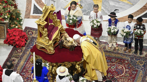 Papež je počastil Novorojenega Jezusa, ob njem so bili otroci (photo: Matteo Pernaselci)