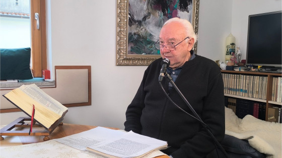 Škof Jurij Bizjak med snemanjem oddaje Globine (photo: Izidor Šček)