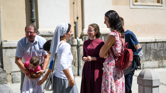 Redovnica v pogovoru (photo: Rok Mihevc)