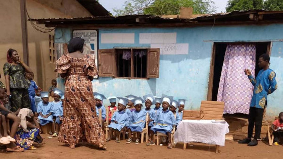Otroci in vzgojiteljica pred stavbo (photo: Vesna Hiti)