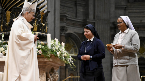 Papež Leon XIV. z redovnicama (photo: Vatican Media)