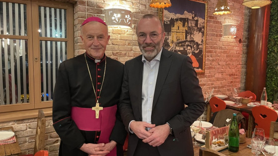 Ljubljanski pomožni škof Anton Jamnik skupaj s predsednik Evropske ljudske stranke Manfredom Webrom (photo: osebni arhiv Antona Jamnika)