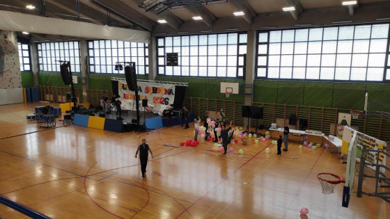 V športni dvorani Zavoda sv. Stanislava v Ljubljani hitijo s pripravami na dobrodelni pustni ples. (photo: ARO)