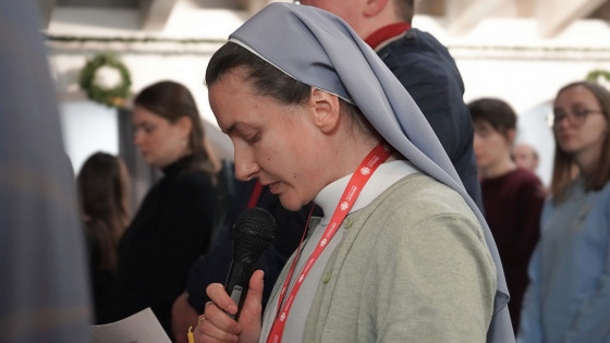 Redovnica med molitvijo v cerkvi (photo: Uliana Yaskovets)