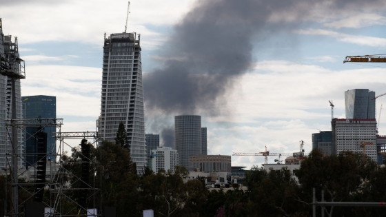 Gost dim, ki se dviga iz Tel Aviva v Izraelu (photo: STA)
