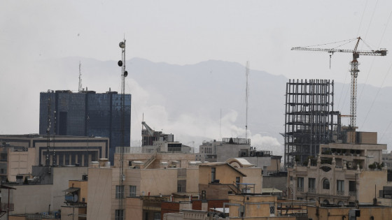 Gost dim, ki se dviga v središču Teherana v Iranu (photo: STA)