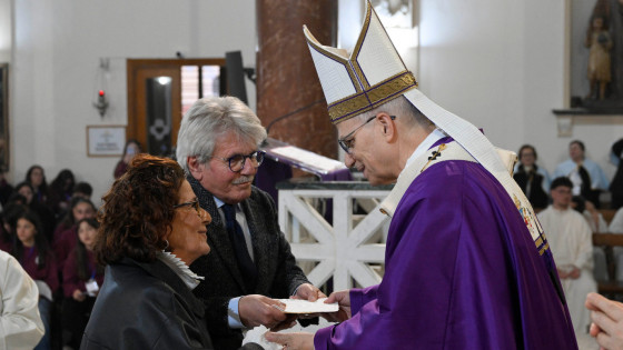 Prinašanje darov med mašo v rimski župniji Vnebovzetja našega Gospoda Jezusa Kristusa (photo: Simone Risoluti)