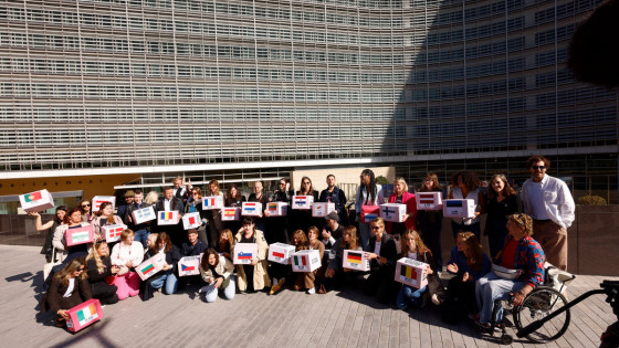 Predstavniki gibanja My Voice, My Choice pred Evropskim parlamentom (photo: Črt Piksi)