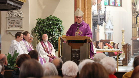 Nadškof Alojzij Cvikl med sveto mašo (photo: Jože Potrpin)