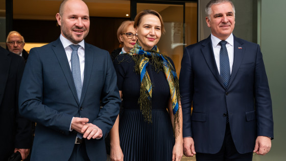 Zavezništvo za boljšo prihodnost: Jernej Vrtovec (NSi), dr. Tina Bregant (SLS) in Marko Lotrič (Fokus) združujejo moči za gospodarski preboj in urejeno zdravstvo. (photo: Rok Rakun)