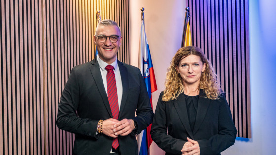 Urednik informativnega programa Alen Salihović in novinarka Tanja Dominko sta pripravila sklepno soočenje na Radiu Ognjišče (photo: Rok Mihevc)