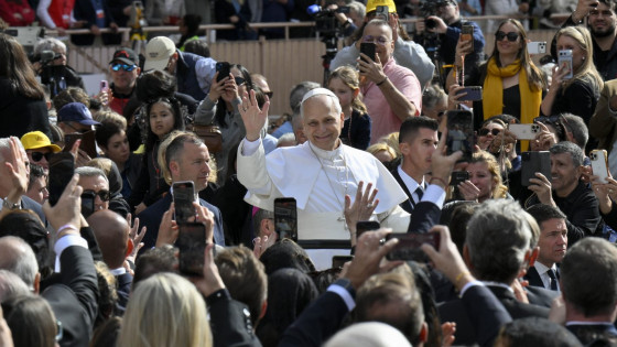 Papež pozdravlja vernike, zbrane pri sveti maši (photo: Elisabetta Trevisan)