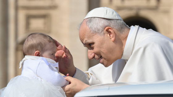 Papež je pred avdienco pozdravljal vernike, med njimi številne dojenčke in otroke (photo: Simone Risoluti)