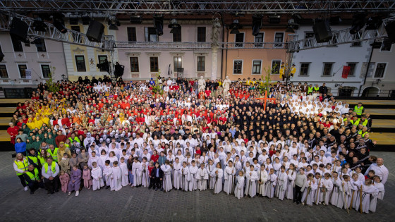 Skupinska fotografija vseh sodelujočih na Škofjeloškem pasijonu 2026 (photo: Tomo Strle/Citrus d.o.o.)