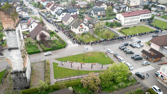Dolga vrsta pred Zdravstvenim domom Borovnica (photo: občan)