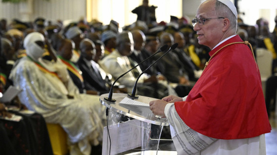 Papež med nagovorom predstavnikom oblasti v Kamerunu (photo: Vatican media)