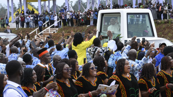 Papež med afriškimi verniki (photo: Vatican media)