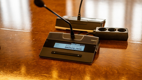 Mikrofon v državnem zboru (photo: Rok Mihevc)