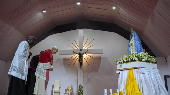 Papež se je poklonil pred Marijinim kipom v svetišču Mamã Muxima (photo: Vatican News)