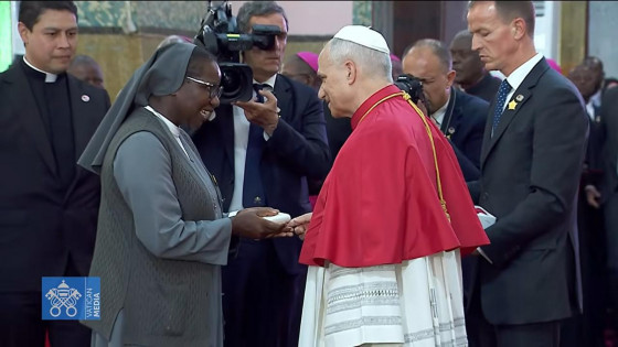 Predstojnica reda, v katerem deluje s. Zvonka Mikec, s papežem Leonom XIV. (photo: s. Zvonka Mikec)