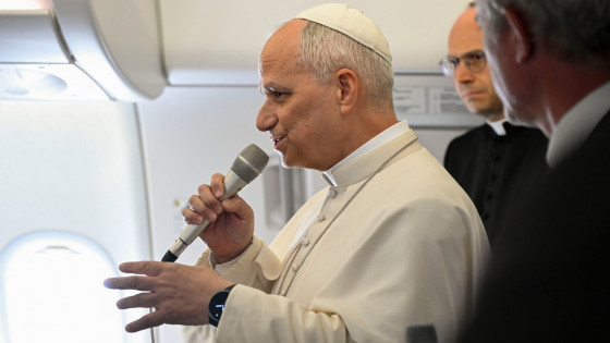 Papež odgovarja na vprašanja novinarjev na letalu (photo: Simone Risoluti)