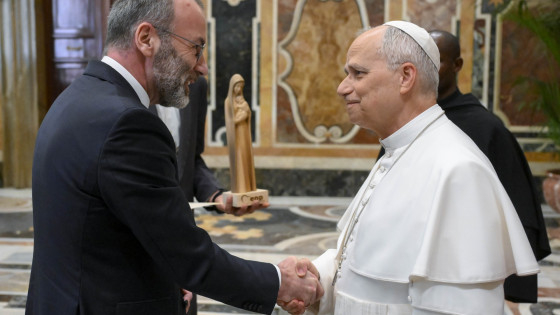 Predsednik poslanske skupine Evropske ljudske stranke Manfred Weber in papež Leon XIV. (photo: Vatican Media)