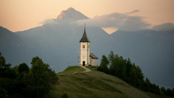 Cerkev na hribu (photo: Žak Mogel / Pexels)