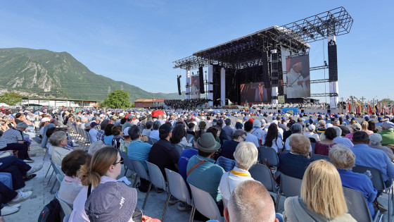 Več kot 5000 vernikov se je udeležilo svete maše na prostem (photo: Jože Potrpin)