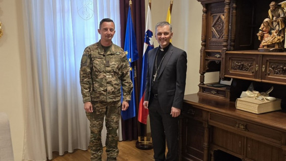 Generalmajor Boštjan Močnik in škof Andrej Saje (photo: Katoliška Cerkev)