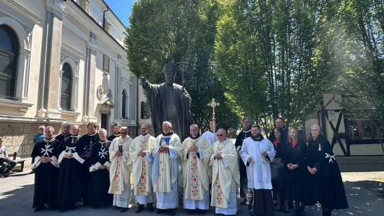 Pri kipu sv. Janeza Pavla II. na Brezjah (photo: Svetišče Brezje)