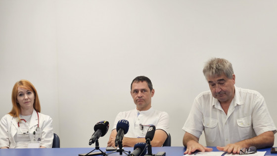Novinarska konferenca Splosne bolnisnice Slovenj Gradec o perecih kadrovskih tezavah.Zdravnica Urska Vucina z oddelek za pediatrijo, zdravnik Klemen Mojskerc z internega oddelka in direktor Splosne bolnisnice Slovenj Gradec Vladimir Topler. (photo: STA)