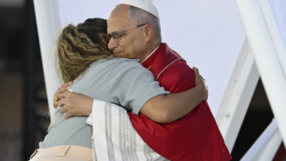 Papež z dekletom, ki mu je podelilo stiske zaradi depresije (photo: Vatican media)