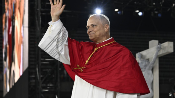 Papež Leon XIV. pozdravlja mlade (photo: Vatican media)