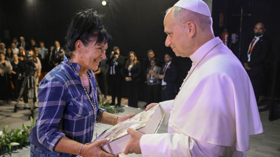 Zapornica je papežu izročila darilo (photo: Vatican News)