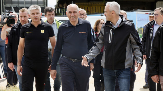 Predsednik vlade Janez Jansa, kmetijski minister Janez Cigler Kralj in župan Komende Jurij Kern (photo: STA/Sani karić)