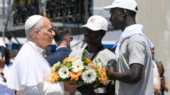 Papež je v morje vrgel venec cvetja v spomin na umrle migrante (photo: Vatican Media)
