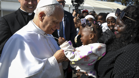 Papež je v begunskem centru osebno pozdravil mnoge begunce (photo: Vatican media)