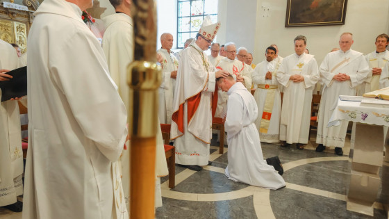 Škof Maksimilijan Matjaž posvečuje diakona (photo: Kvirina Martina Zupanc Kolar)