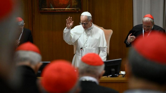 Papež Leon XIV. in kardinali (photo: Vatican Media)