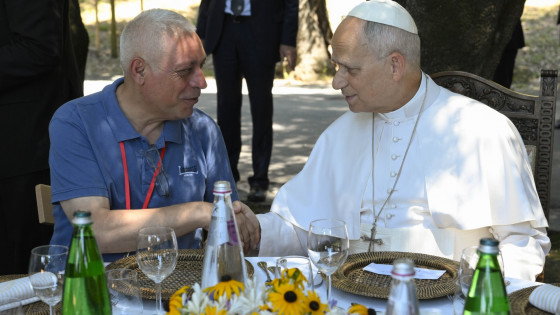 Papež se je zadržal v pogovoru z udeleženimi na kosilu (photo: Vatican media)