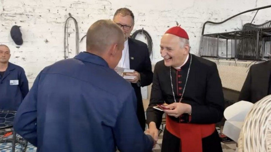 Kardinal Zuppi je zapornikom izročil papeževa darila (photo: Vatican news)